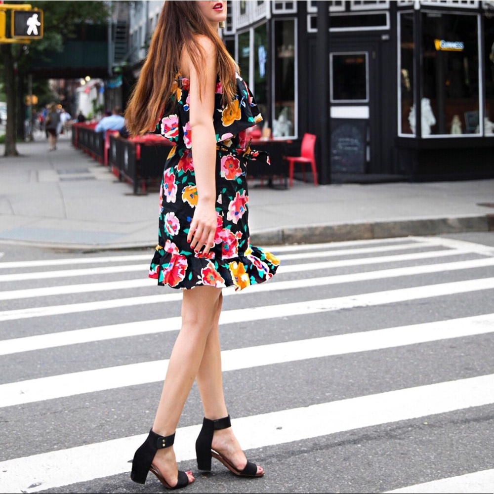 WHO WHAT WEAR Floral Ruffle Trim Dress